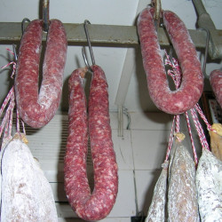 Collier de Saucisse sèche - salaison traditionnelle de la Boucherie Charcuterie Basco Béarnaise Bozom